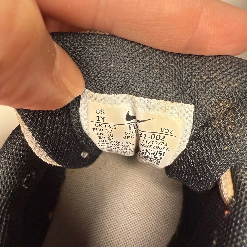 Nike Gray Athletic Cleats with Black Accents and Minimalist Design Size 1Y GUC